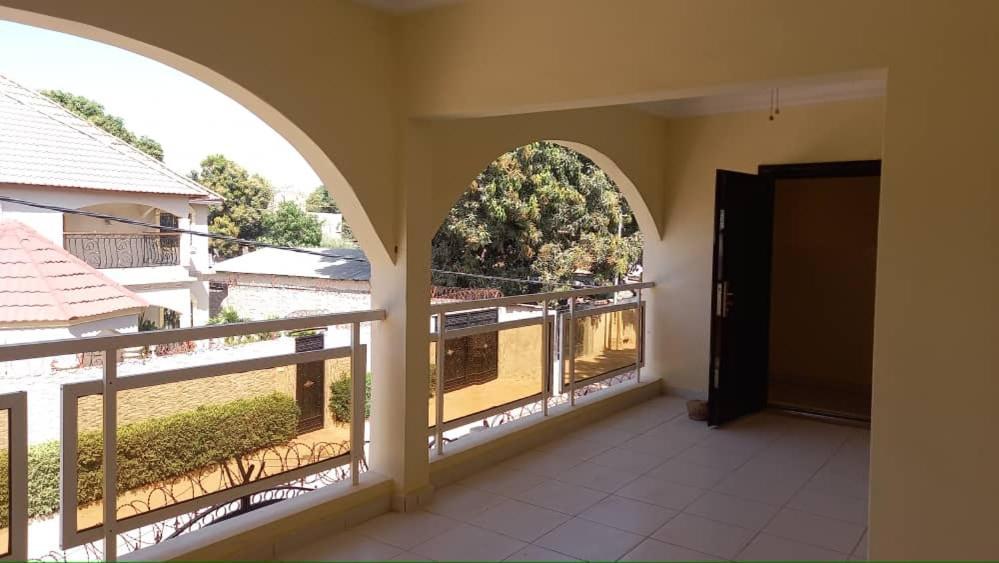 Gam Properties Guest House Kololi Esterno foto