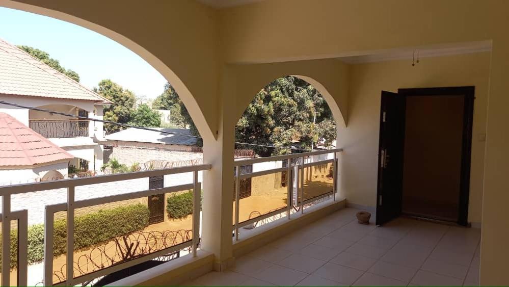 Gam Properties Guest House Kololi Esterno foto